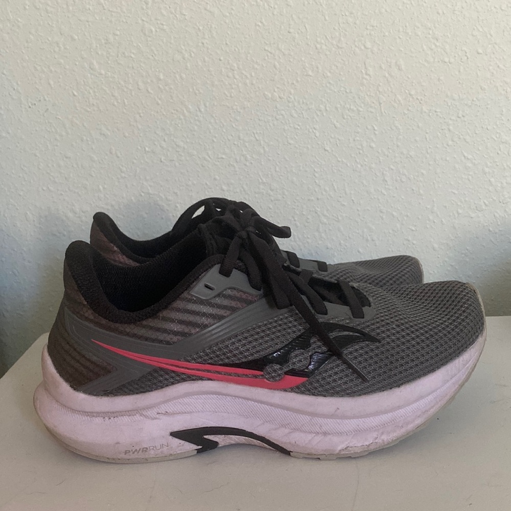 Women’s Saucony Axon running shoe grey/pink size 7